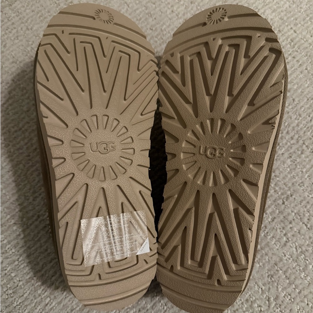 NWT Women's Uggs Tasman. Color: Antelope - Picture 6 of 8